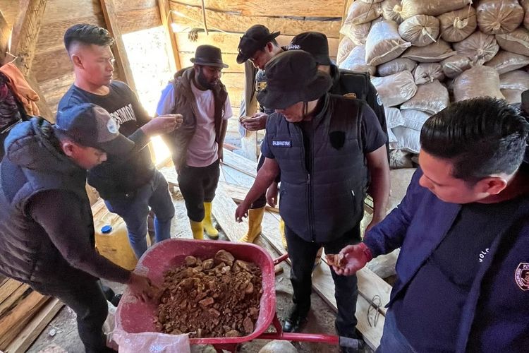 Polisi di Aceh Tengah Amankan 300 Karung Berisi Material Emas