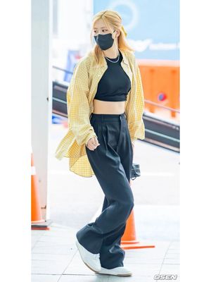 Airport fashion yang dikenakan Rose BLACKPINK.