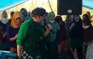 Video Viral Dimas Tedjo dan Warga Joget Tanpa Masker di Hajatan ...