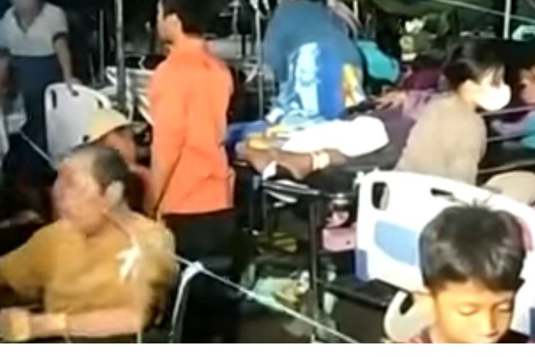 Kondisi tenda tempat penampungan pasien di Rumah Sakit Umum Daerah (RSUD) Sayang Cianjur, Jawa Barat, Senin (21/11/2022) malam. Sejumlah fasilitas di RSUD Sayang dilaporkan mengalami kerusakan setelah diguncang gempa magnitudo 5,6.