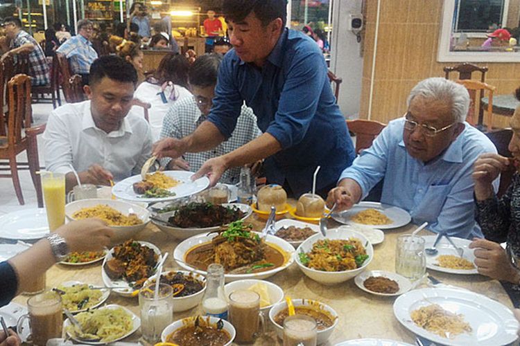 Menyantap nasi kandar