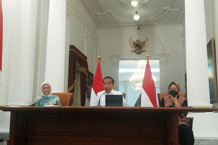 Presiden Joko Widodo saat memberikan keterangan pers bersama Menaker Ida Fauziyah dan Mensos Tri Rismaharini di Istana Merdeka pada Jumat (16/9/2022).