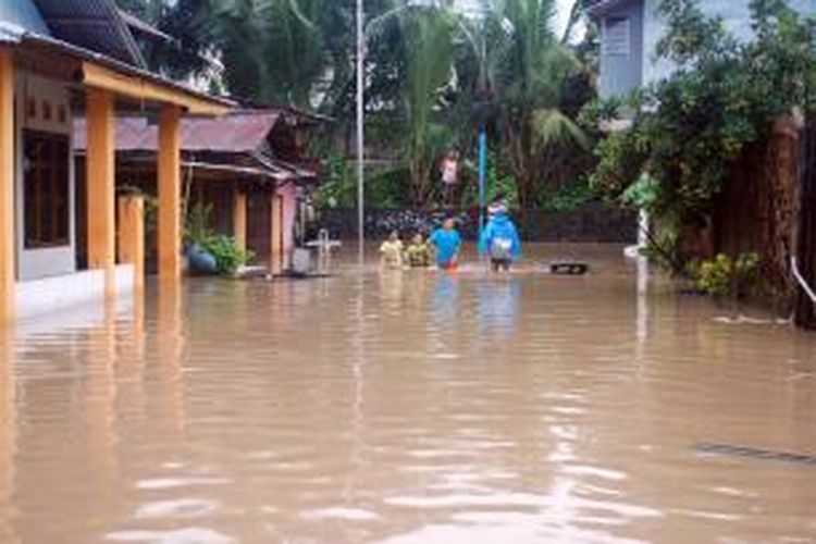 Beberapa wilayah di Kota Manado terendam banjir saat Daerah Aliran Sungai Tondano meluap pada 11 Januari 2015.