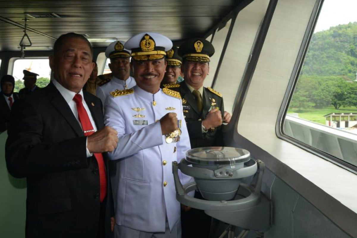 Menteri Pertahanan Ryamizrad Ryacudu berfoto bersama Kepala Staf Angkatan Laut (KSAL) Laksamana TNI Siwi Sukma Adji saat serah terima KRI Teluk Lada-521, di Dermaga PT Daya Radar Utama (DRU), Panjang, Bandar Lampung, Senin (25/2/2019).