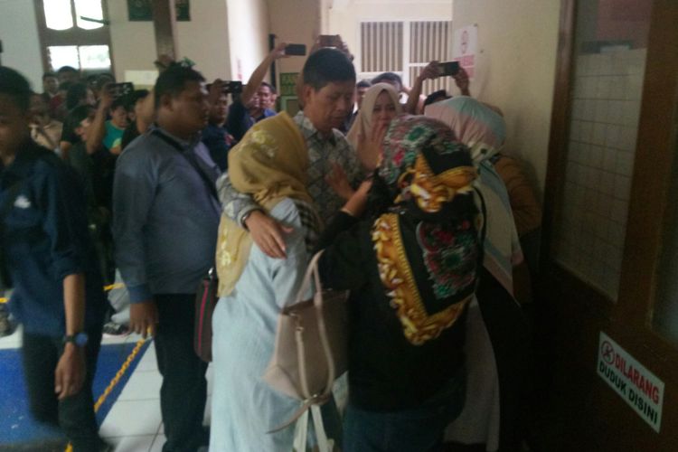 Isak Tangis keluarga warnai vonis eks Kalapas Sukamiskin Wahid Husein di Pengadilan Tipikor Bandung, Kota Bandung Jabar, Senin (8/4/2019). Wahid divonis 8 tahun penjara, lebih ringan dari tuntutan jaksa KPK yang menuntut Wahid 9 tahun.