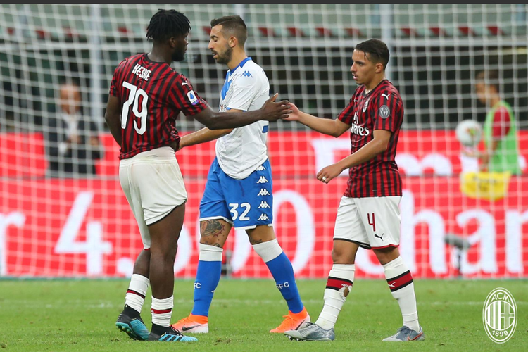 Dua pemain AC Milan, Franck Kessie dan Ismael Bennacer bersalaman usai laga melawan Brescia pada pekan kedua Serie A, kasta tertinggi Liga Italia. Laga AC Milan vs Brescia berlangsung di San Siro, AC Milan, Sabtu (31/8/2019).
