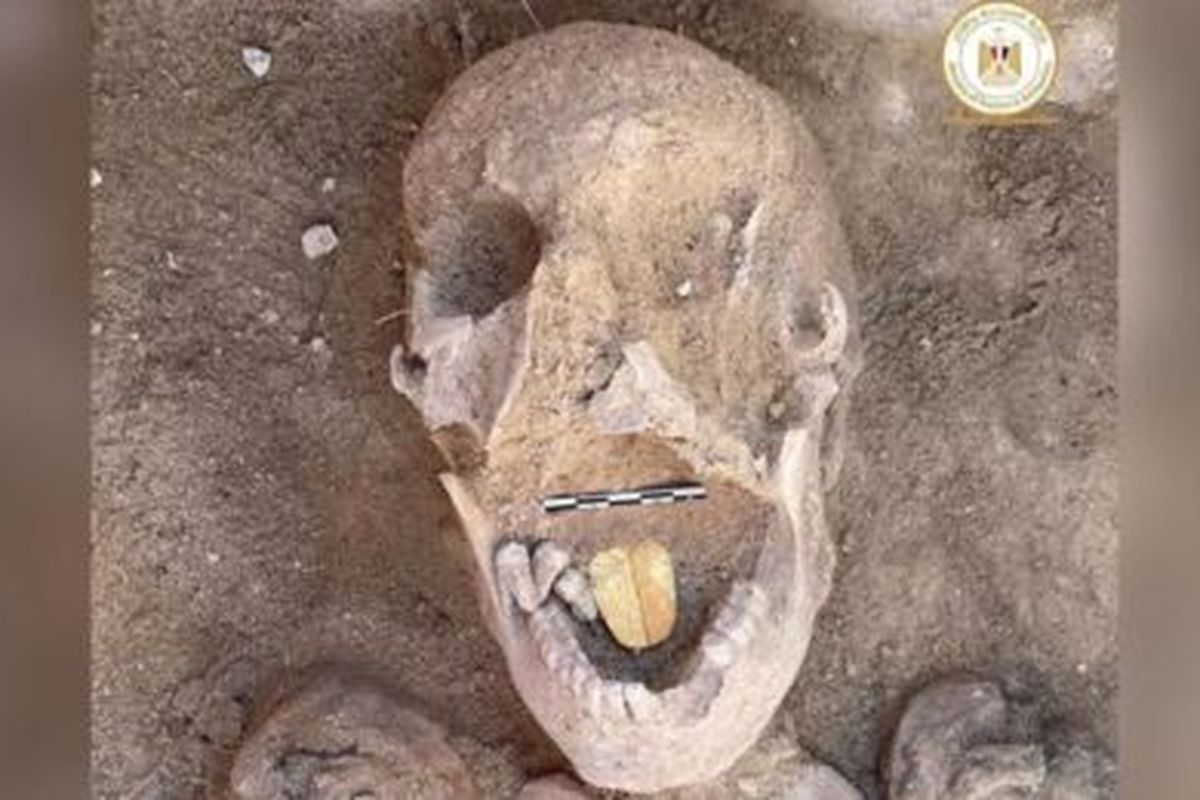 Mumi dengan lidah emas ditemukan di Mesir