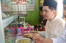 Usai Shalat Jumat, Kun Wardana Makan Siang di Warteg