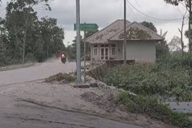 Kondisi Desa Krinjing, Kecamatan Dukun, Kabupaten Magelang, Jateng, pasca-hujan abu Gunung Merapi, Sabtu (11/3/2023).