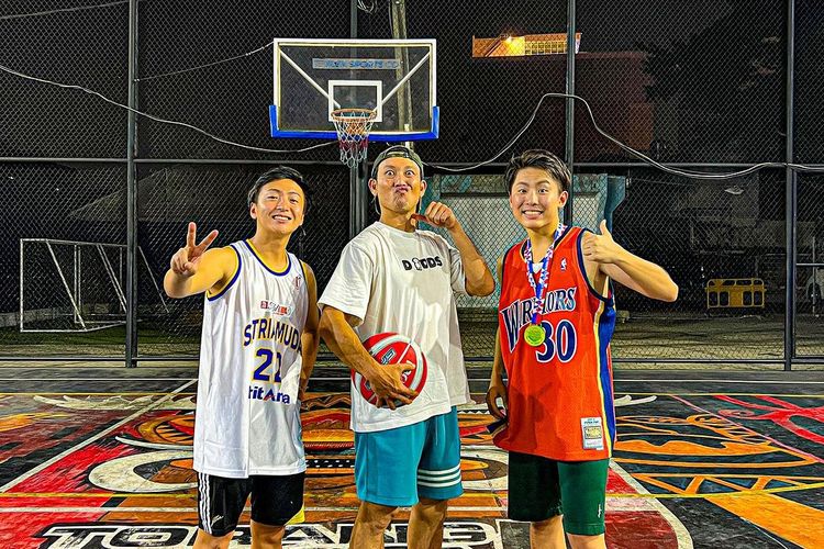 Tomo Waseda Boys membagikan pengalamannya bermain basket melawan Denny Sumargo. 