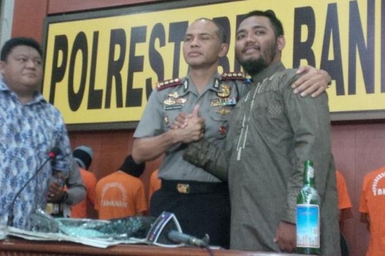 Eggy Muhamad Juniardi (29), korban aksi anarkisme sopir angkot di Bandung bersama Kapolrestabes Bandung Hendro Pandowo.