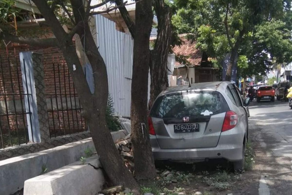 Mobil Honda Jazz yang terparkir di Jalan Medoho, Kota Semarang, Jawa Tengah (Jateng).