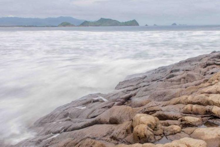 Pantai Watu Ulo di Jember, Jawa Timur.