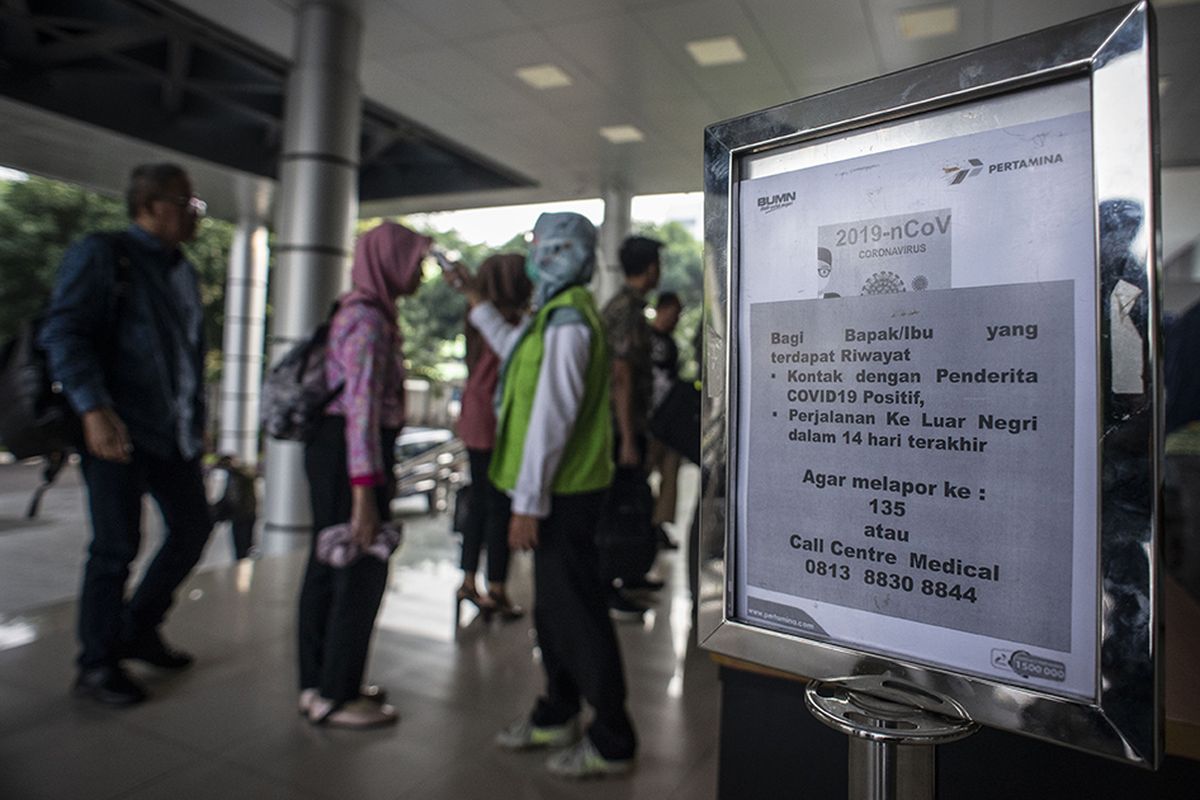 Tim Medis Rumah Sakit Pertamina Jaya memeriksa suhu tubuh seorang pegawai di Kantor Pusat Pertamina, Jakarta, Rabu (4/3/2020). Pemeriksaan kondisi suhu tubuh bagi pegawai maupun tamu tersebut untuk mengantisipasi penyebaran virus corona atau Covid-19.