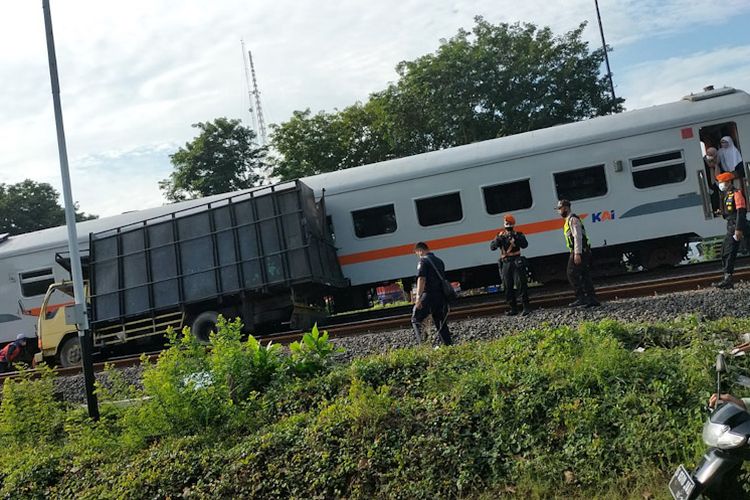 Kondisi salah satu truk usai tertemper kereta api ekonomi jurusan Surabaya-Cepu di perlintasan sebelah barat Terminal Lamongan, Rabu (9/3/2022).