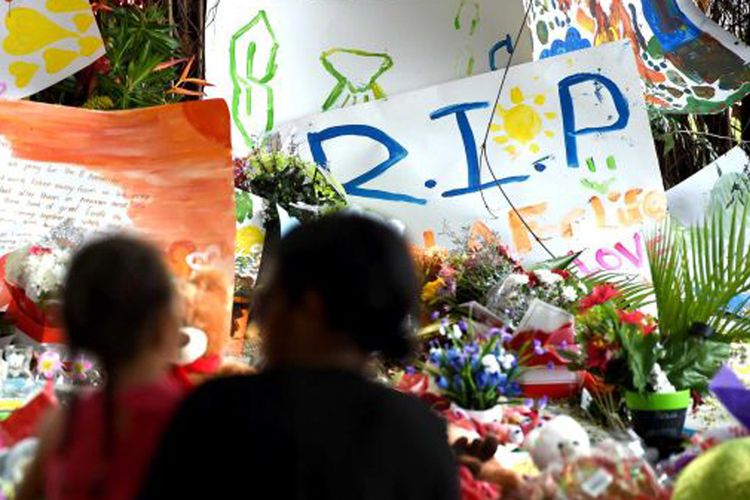 Karangan bunga di taman dekat lokasi kejadian pembunuhan 8 anak-anak di daeah Manoora, Kota Cairns, Australia pada 21 Desember 2014.

