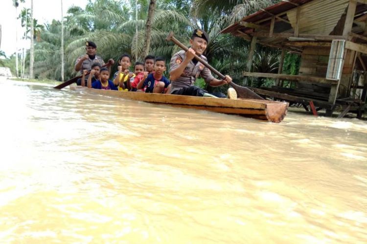 Polisi mengevakuasi korban banjir di Desa Lawang, Kecamatan Matangkuli, Kabupaten Aceh Utara, Kamis (18/10/2018).