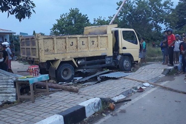 Mobil dump truk menabrak sebuah kios di jalan Dr Herman Yohanes, Desa Penfui Timur, Kecamatan Kupang Tengah, Kabupaten Kupang, Nusa Tenggara Timur (NTT)