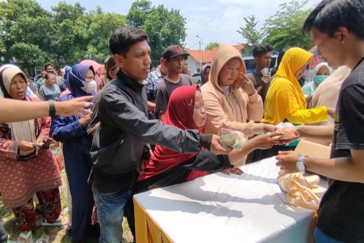 Tini (37) warga Kesambi Kota Cirebon berkerudung merah, menunjukan beras SPHP yang dia dapat stelah mengantre Berjam jam untuk mendapatkan beras murah di lapangan Kesambi pada Rabu (21/2/2024) siang