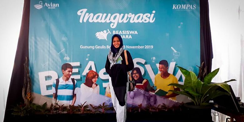 Nur Afni Talo-Talo (20), mahasiswi jurusan Bahasa Inggris, Universitas Dayanu Ikhsanuddin yang menjadi salah satu pemenang Beasiswa Juara 