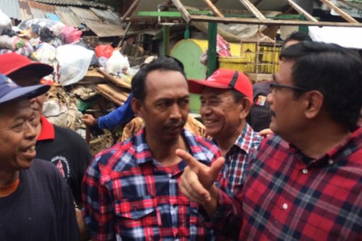 Calon wakil gubernur DKI Jakarta, Djarot Saiful Hidayat, meninjau tempat penampungan sementara sampah Pasar Timbul, Jakarta, Senin (13/3/2017).