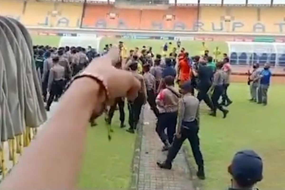 Sempat viral di media sosial seorang polisi di duga pukul pemain Persikasi Bekasi di Stadion Si Jalak Harupat saat melakoni laga kontra Karo United pada Minggu (20/2/2022)