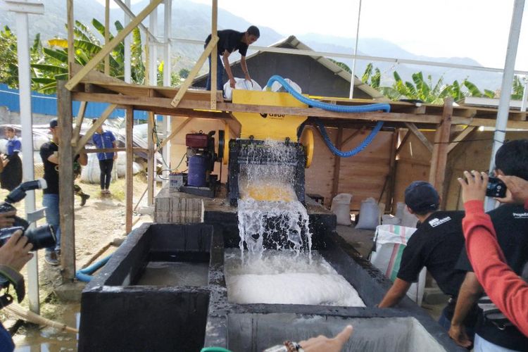 Di bank sampah, sampah yang sudah disortir kemudian dihancurkan menggunakan mesin penghancur sampah, Rabu (6/3/2019). 