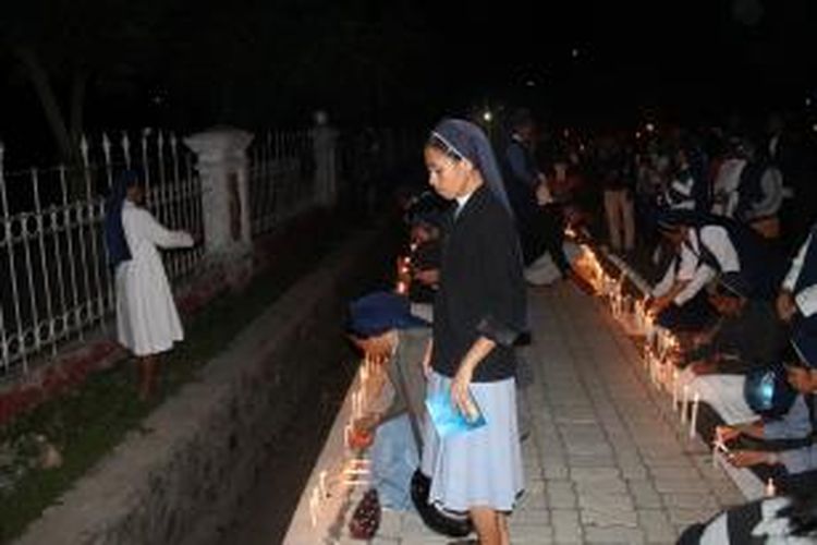 Aksi 1.000 lilin oleh para biarawati katolik dan sejumlah elemen lainnya di depan Kantor Pengadilan Tinggi Kupang, Nusa Tenggara Timur Senin (16/2/2015)