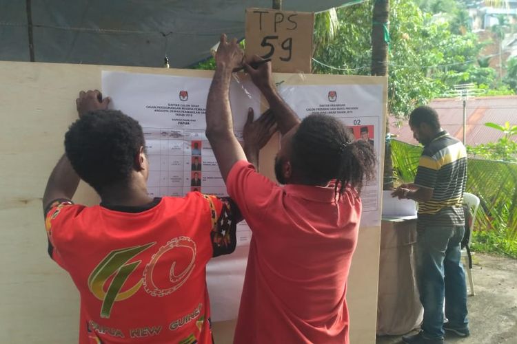 Persiapan KPPS di TPS 59 RT 3 RW 8 Kelurahan Entrop, Distrik Jayapura Selatan, Kota Jayapura, Papua, Rabu (17/4/2019). Jumlah Daftar Pemilih Tetap di TPS ini sebanyak 213 orang. 