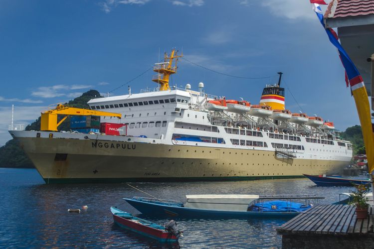 Kapal Nggapulu milik Pelni meninggalkan Pelabuhan Banda Neira, (21/11/2016).