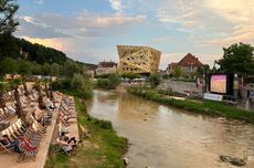 Euro 2024, Saat Rasakan Atmosfer Piala Eropa lewat Layar di Tepi Sungai...