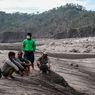 Cerita Hari, Mengais Abu Vulkanik Erupsi Gunung Semeru demi Temukan Uang Rp 50 Juta Miliknya