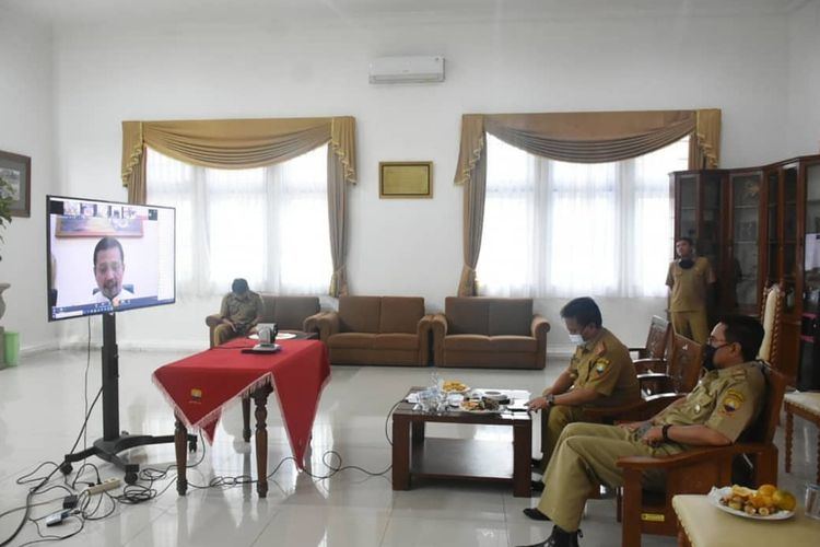 Bupati Sumedang H Dony Ahmad Munir melakukan meeting online bersama Sekda Herman Suryatman terkait percepatan penanggulangan Covid-19 di wilayah Sumedang. Dok. Humas Sumedang/KOMPAS.com