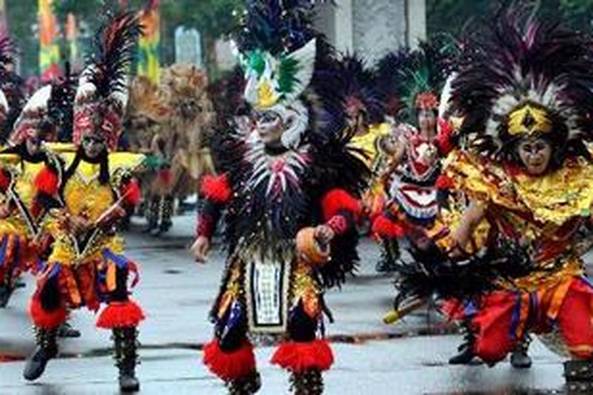 Penampilan kontingen duta seni tarian topeng ireng dari warga lereng Gunung Merapi di kawasan Selo, Boyolali, Jawa Tengah, saat mengikuti Parade Budaya Nusantara 2011 di Taman Mini Indonesia Indah, Jakarta, Minggu (24/4/2011).  