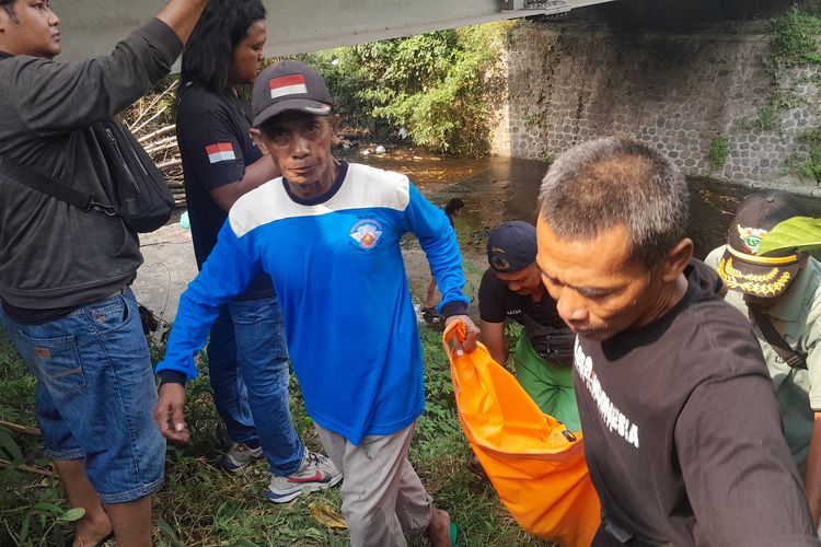 EVAKUASI: Tim gabungan mengevakuasi jasad Puji (56), warga Desa Kedungmiri, Kecamatan Karangjati, Kabupaten Ngawi  Jawa Timur ditemukan tewas di bawah jembatan Samben-Ngawi, Jumat (25/4/2025). 