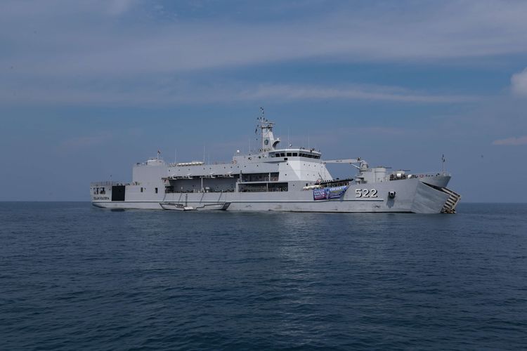 KRI Teluk Youtefa-522 di Kepulauan Seribu, Jakarta, Jumat (23/7/2021). KRi Teluk Youtefa resmi memperkuat alat utama sistem persenjataan (alutsista) terbaru  TNI Angkatan Laut.