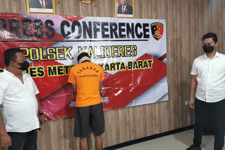 Seorang pengamen diamankan Polsek Kalideres lantaran melakukan aksi pemerasan terhadap penumpang di Terminal Kalideres, Kalideres, Jakarta Barat.