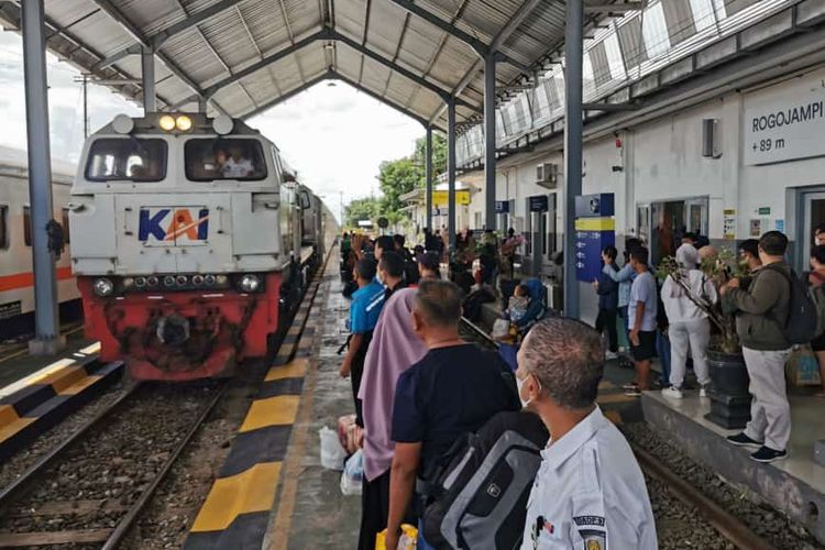 Kedatangan kereta api Wijayakusuma saat di Stasiun Rogojampi Banyuwangi. Kereta api Wijayakusuma terkena dampak kecelakaan di Yogyakarta karena terlambat hingga 520 menit.