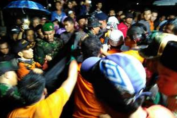 Proses evakuasi korban jembatan ambruk di Lombok Timur
