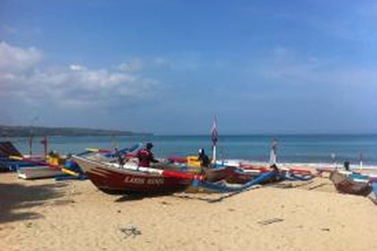 Pemandangan berupa pasir pantai dan kapal-kapal nelayan dapat dilihat di Pantai Kedonganan, Desa Kedonganan, Kecamatan Kuta Selatan, Kabupaten Badung, Bali. Foto ini diambil pada Minggu (8/11/2015).