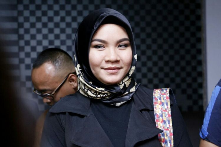 Istri artis peran Aldi Taher, Georgia Aisyah Putri bersama kuasa hukumnya dalam jumpa pers di kawasan Kebayoran Baru, Jakarta Selatan, Jumat (3/11/2017).