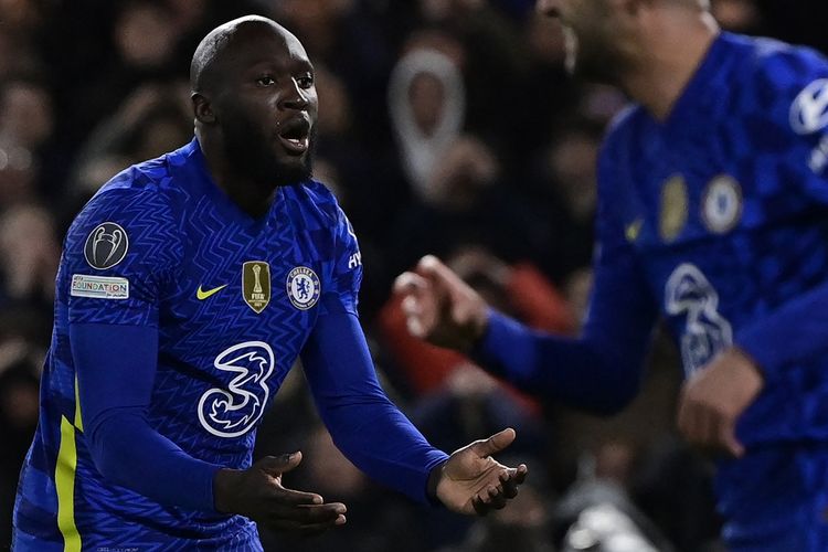 Penyerang Chelsea Romelu Lukaku setelah melawatkan peluang emas dalam leg pertama perempat final Liga Champions 2021-2022 kontra Real Madrid di Stadion Stamford Bridge, London, pada Kamis (7/6/2022) dini hari WIB.