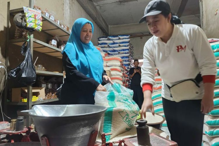 Politisi PDI-P Puan Maharani membeli beras milik pedagang bernama Welas sebanyak 1 ton di Pasar Kartasura, Sukoharjo, Jawa Tengah, Jumat (9/2/2024) petang.