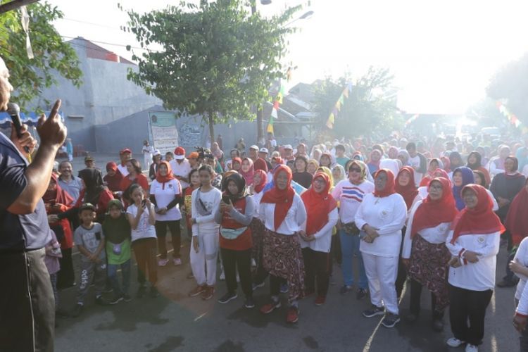Wali Kota Semarang Hendrar Prihadi mengikuti kegiatan senam di acara Car Free Day lingkungan Perumahan Wanamukti, Kelurahan Sambiroto, Minggu (10/3/2019). 