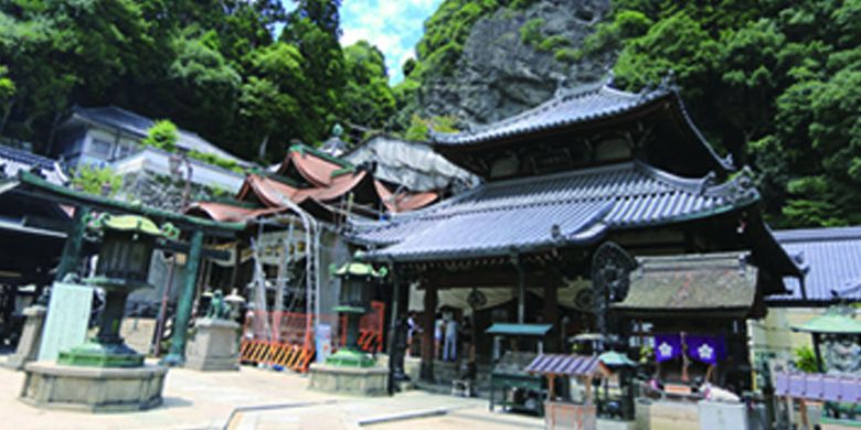 Kuil Hozanji di Jepang, merupakan hasil renovasi seorang biksu Buddha bernama Tankai Risshi pada zaman Edo, yaitu sekitar 300 tahun yang lalu.