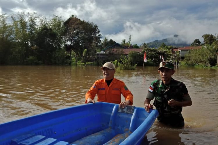 Petugas BPBD dan TNI di perbatasan RI - Malaysia saat melakukan upaya evakuasi warga terdampak banjir di dataran tinggi Krayan Kabupaten Nunukan Kaltara pada awal 2021
