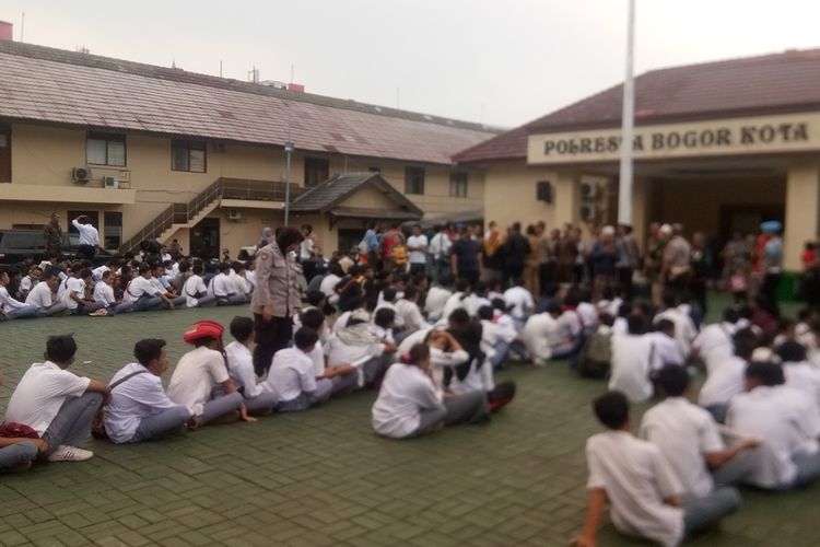 Kepolisian Resor Bogor Kota mengamankan sejumlah pelajar yang akan berangkat ke Jakarta untuk berunjuk rasa, Senin (30/9/2019).