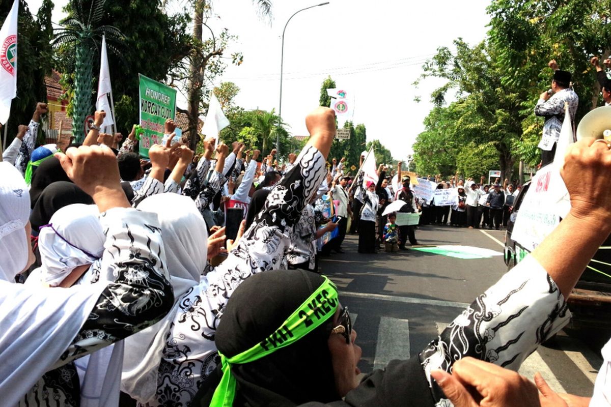 Ratusan tenaga honorer di Kabupaten Jombang, Jawa Timur, menggelar aksi demonstrasi di DPRD Jombang, Rabu (3/10/2018). Instansi pemerintah dilarang merekrut tenaga honorer.