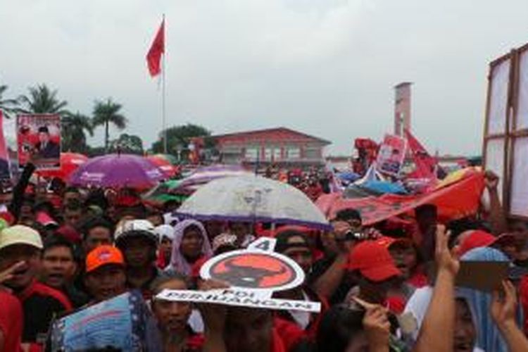 Kampanye PDI-P yang digelar di Lapangan BKB Palembang, Sumatera Selatan, Jumat (28/3/2014). Para simpatisan PDI-P tetap bertahan meski hujan sempat mengguyur.