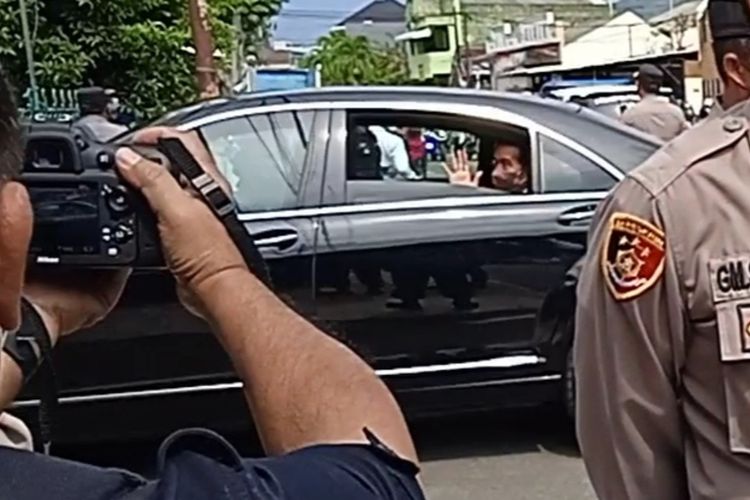 Presiden Joko Widodo melambaikan tangan ke arah jurnalis saat tiba di SMAN 2 Bandar Lampung, Kamis (2/9/2021) pagi.